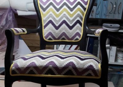 atelier-de-la-renaissance-villers-cotterets-APRES-restauration-fauteuil-voltaire tissu-moderne-geometrique-violet-jaune.jpg